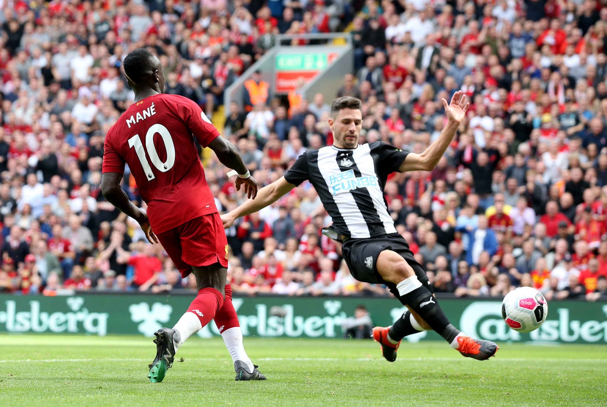 中国首条规模化民用航空轮胎生产线建成投产.